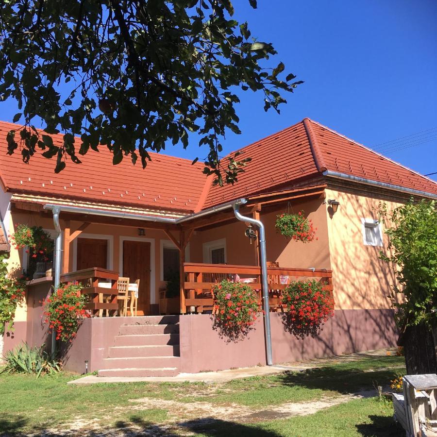 Liliom Vendeghaz Hotel Bakonybél Exterior foto